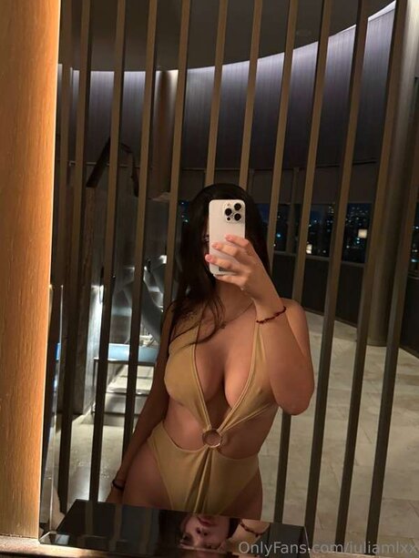 Juliamlxx セクシーモデル 画像