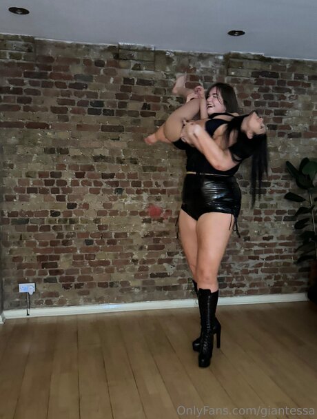 Giantessa アダルト女優 写真