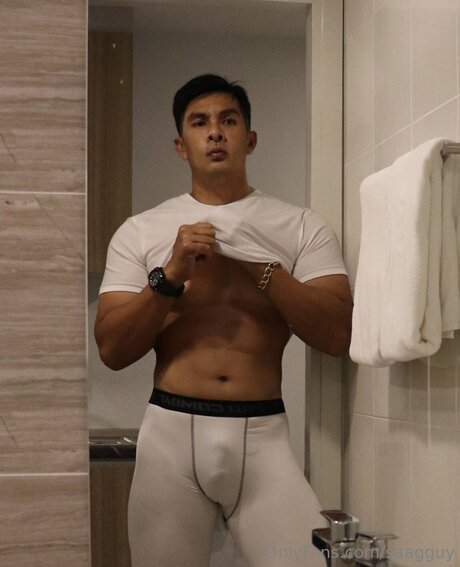 主観視点のアジア人オンリーファンズ 無料セックス 画像