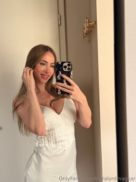 Kiaralordmagyar ホット女優 写真