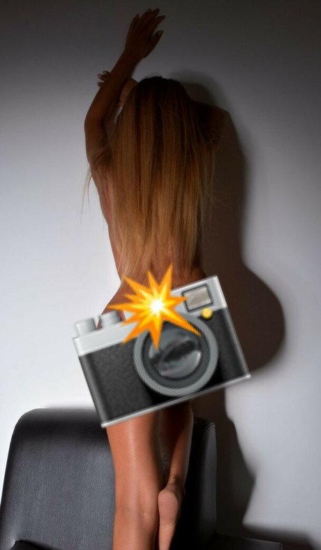 Flora Tabi ヌードモデル 写真