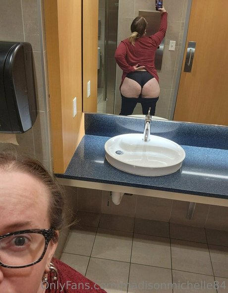 金髪巨乳オンリーファンズ 美しい裸 画像