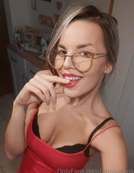 ダーティトークJOI オンリーファンズ 美しいヌード 写真