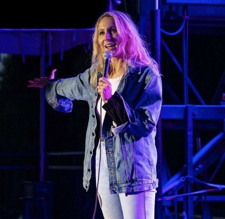 Nikki Glaser ポルノスター 美しい ギャラリー