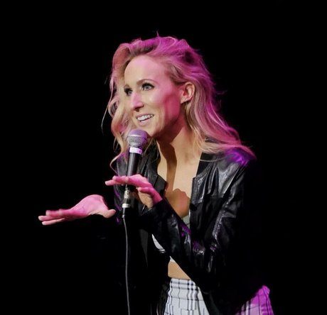 Nikki Glaser 最高のスター ギャラリー
