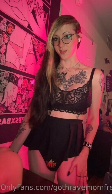 gothravemomfree ポルノスター 写真