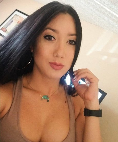 leahshines アダルト女優 写真