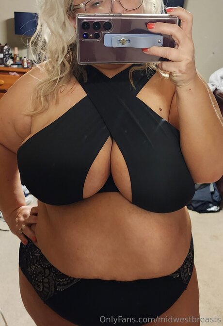 Midwestbreasts エロティックなスター 画像