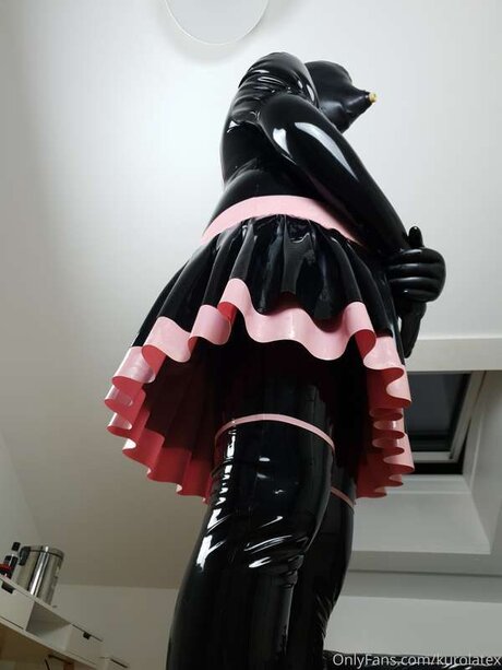 Kurolatex 裸のモデル ギャラリー