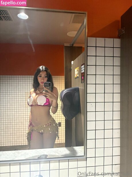 曲線美のシーメールオンリーファンズ ヌード 画像