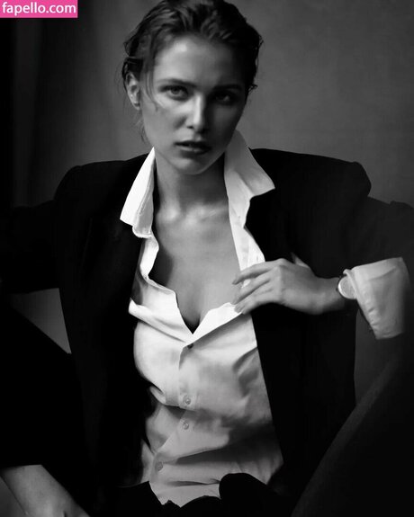 Laura Oganessian ヌードモデル 画像