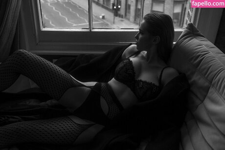 Laura Oganessian 完璧な女優 写真