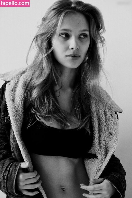 Laura Oganessian ヌードモデル 画像