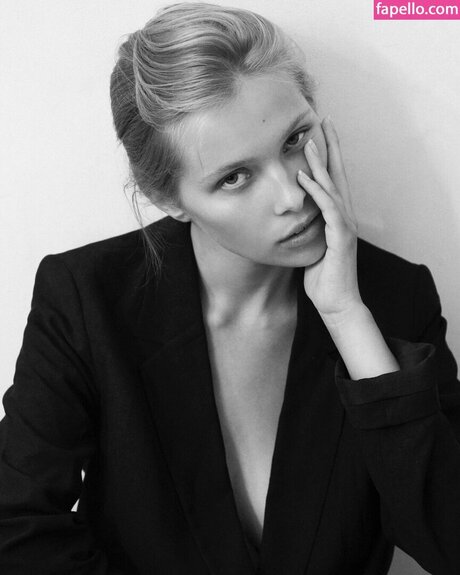 Laura Oganessian ポルノモデル 画像