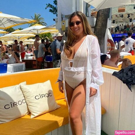 巨乳ストリップオンリーファンズ 美しいポルノ 写真