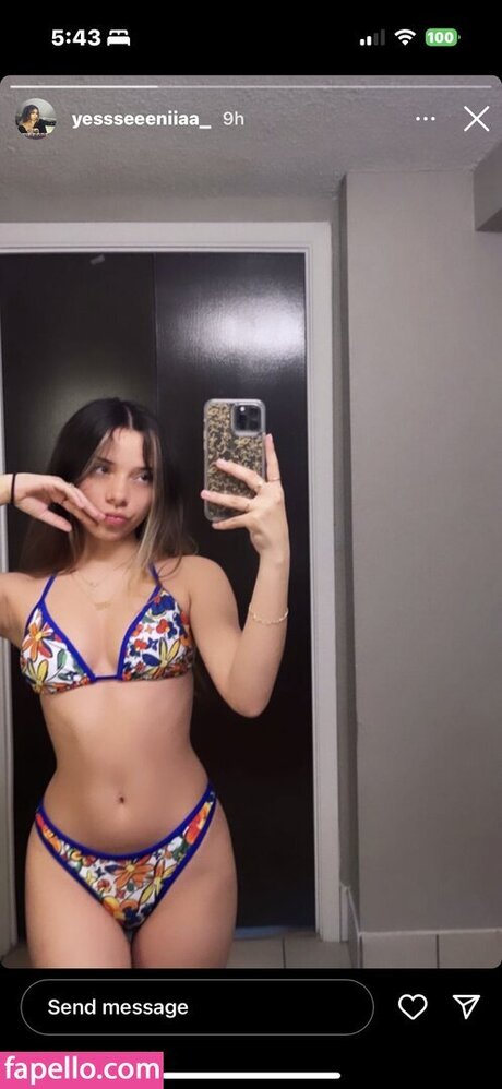 yessseeeniiaa アダルトスター 写真