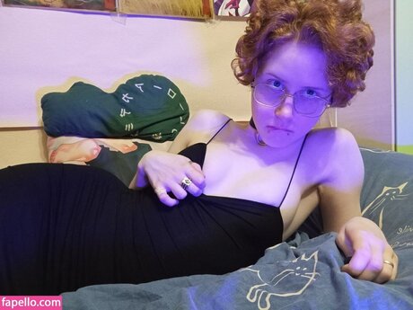 巨乳ゴスオンリーファンズ セクシー裸 写真