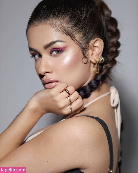 Avneet Kaur 完璧なモデル 画像