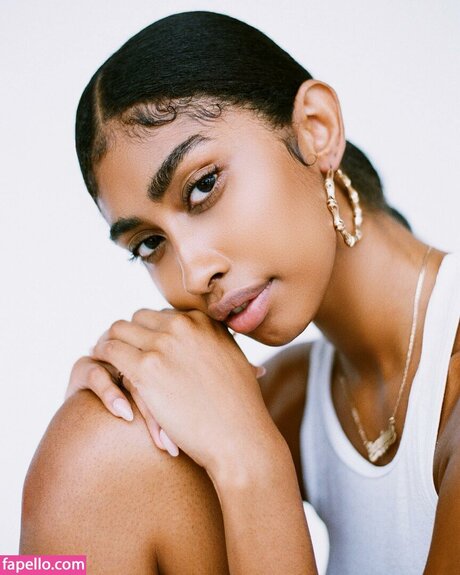 Jasmine Chola ヌードスター 写真