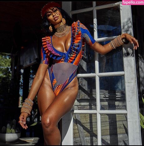 Jasmine Chola セクシーモデル 写真