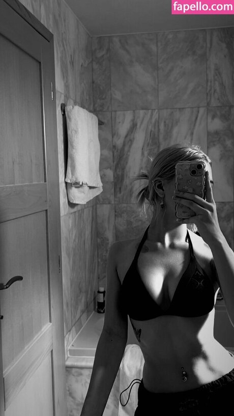 Neea Kuosmanen アートスター 写真