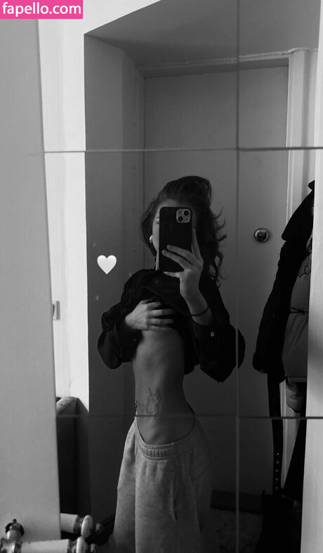 Neea Kuosmanen ヌードモデル 写真