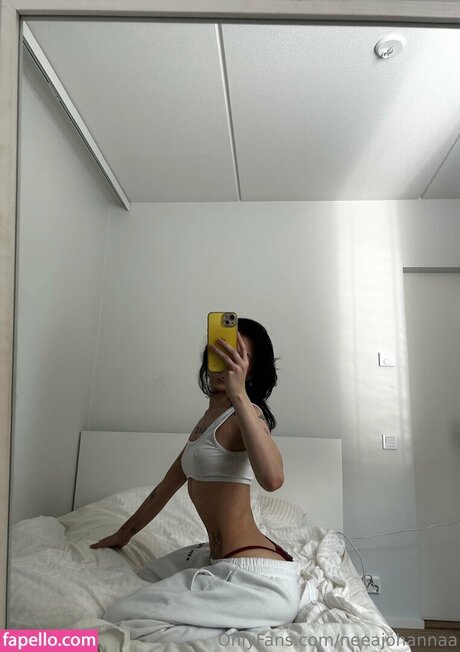 Neea Kuosmanen 裸のモデル 写真