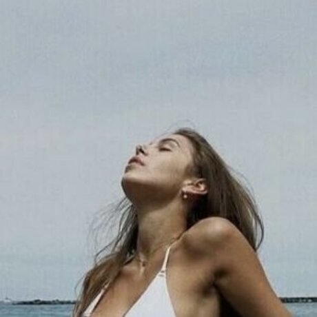 曲線美のシーメールオンリーファンズ ホットポルノ 画像