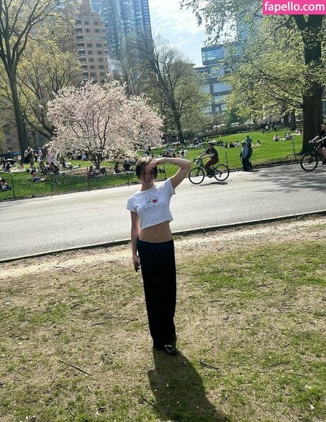 Lily Mo Sheen モデル 写真