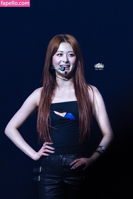 Huh Yunjin top profile image