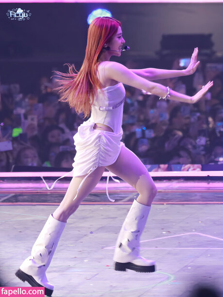 Huh Yunjin 独占モデル 写真