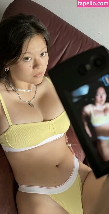 足を舐めるオンリーファンズ アートヌード 写真