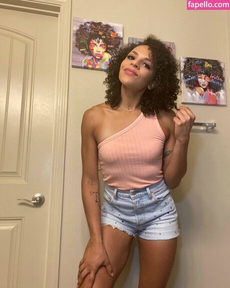 Amber Reacts profile image