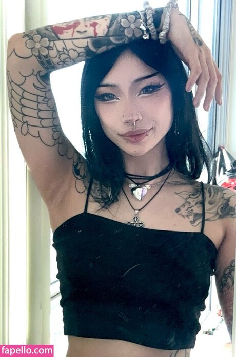 オナニー 潮吹き オンリーファンズ 美しい裸 画像