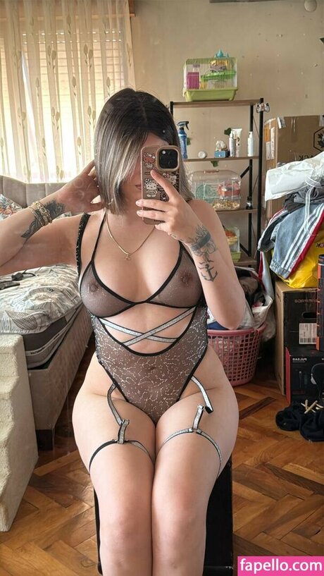 Simge Baranko lu ヌードモデル 写真
