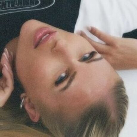 オイルを塗った巨乳オンリーファンズ エロチック 画像