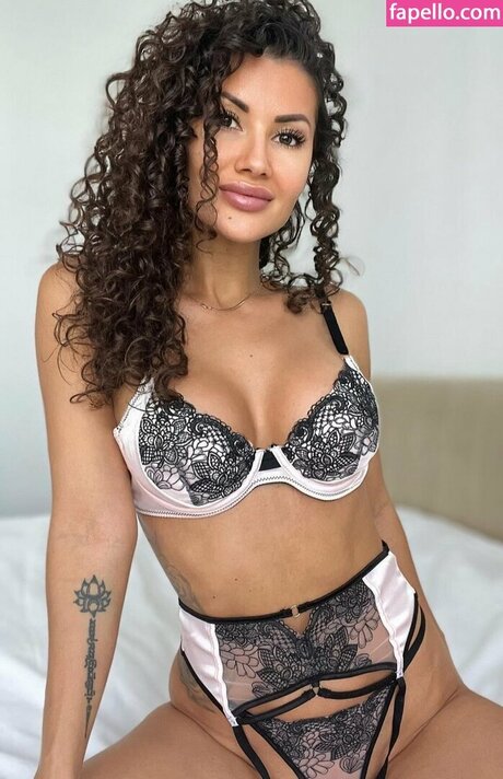 Curly Amelia ポルノ女優 写真