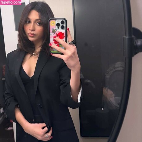 Josie Totah 裸のモデル ギャラリー