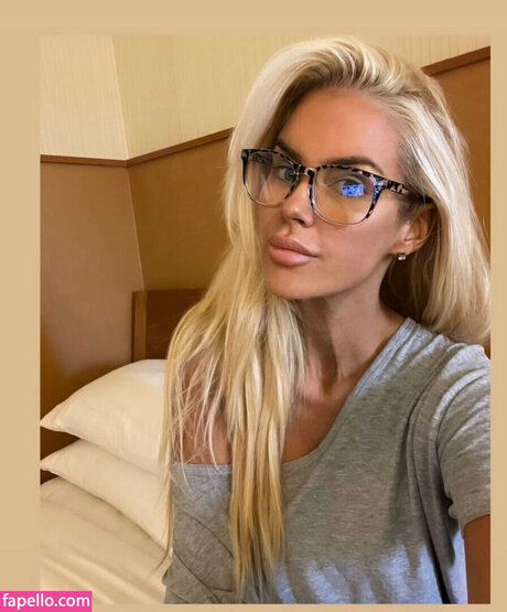 オンリーファンズでオナニーする 美しい裸 写真