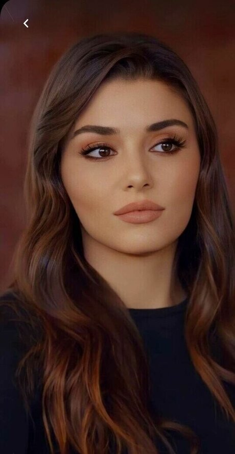 Hande Er el ポルノモデル 写真