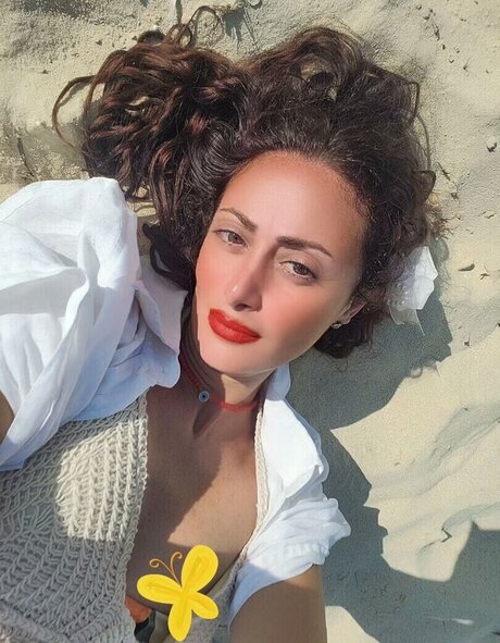 Menna Tayseer ポルノモデル 画像