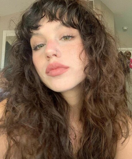 曲線美のシーメールオンリーファンズ セクシー 画像