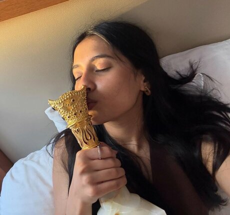 Divya Deshmukh かわいいポルノスター ギャラリー
