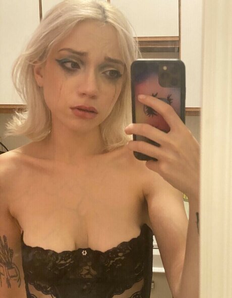 Neoliberal Hell エロティック女優 写真