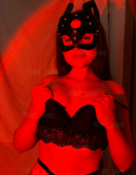 巨乳の熟女オンリーファンズ ヌード 画像