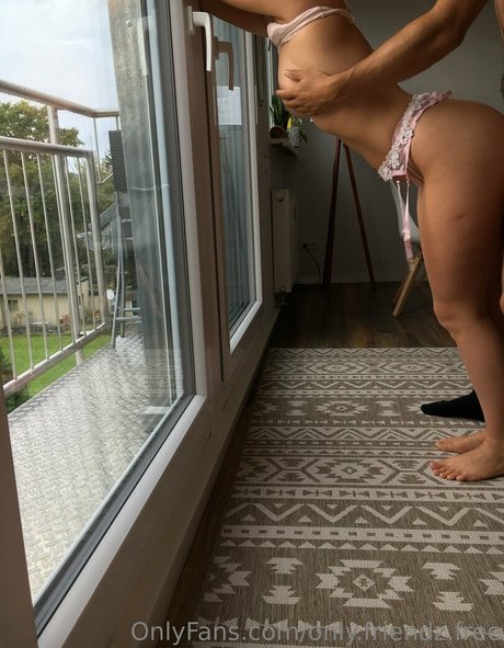 ブルネットのティーンオンリーファンズ セクシー裸 写真