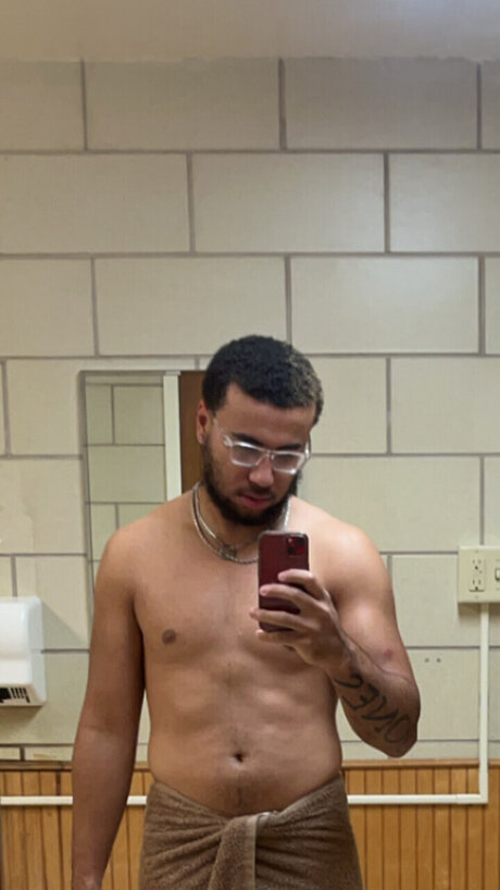 ヌーディストオンリーファンズ セクシーヌード 写真