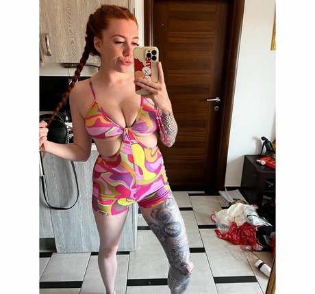 Molly Capper セックスモデル 写真