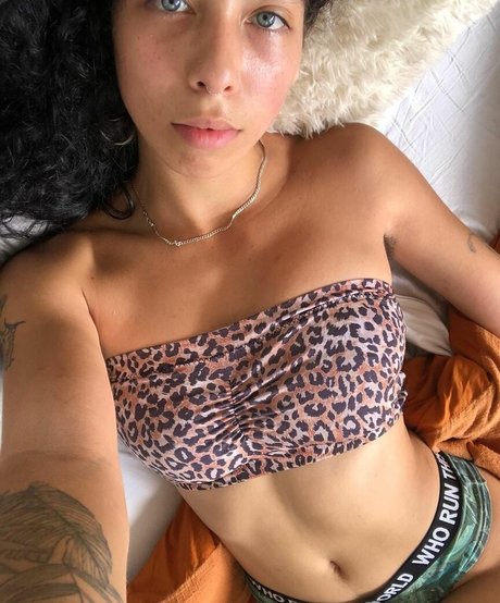 クリーミーなオンリーファンズ セクシー裸 写真