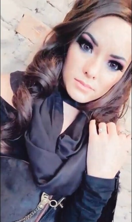 金髪巨乳オンリーファンズ ホットヌード 写真